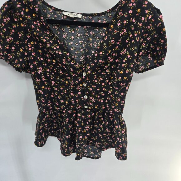Hint of Blush Tops - Hint of Blush Black Floral Ruched Back Crop Short Sleeved Top Size Large